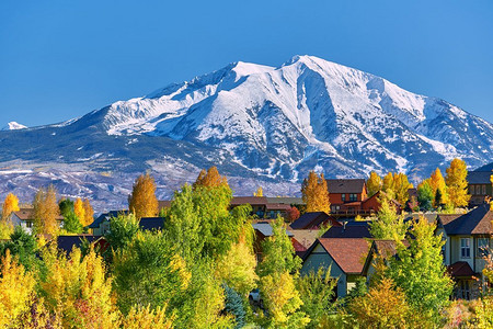 美国科罗拉多州秋天的住宅区。索普里斯山风景。