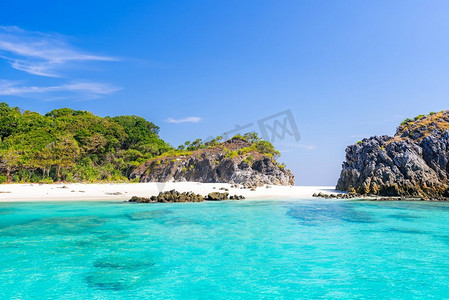 热带白色沙滩。热带白色沙滩在snoekel点从快艇在安达曼海印度洋缅甸和泰国。