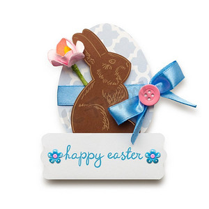 创意复活节概念照片，一只兔子，白色背景上有一个纸做的蛋。