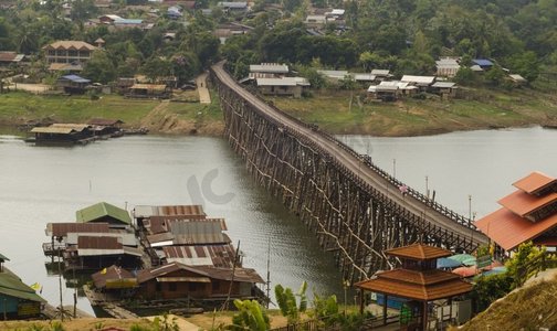 最长的木桥和浮动镇在Sangklaburi Kanchanaburi泰国