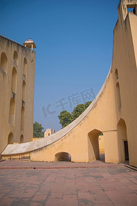 Jantar Mantar-天文台，建于1727-1734年。Rajput by Maharaja Sawai Jai Singh，他在斋浦尔市前不久创立了Rajput。