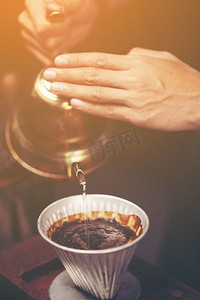 出水素果摄影照片_滴煮，过滤咖啡，或倒出是一种方法，涉及将水倒在烤，研磨咖啡豆包含在过滤器。