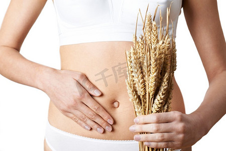 女人穿着内裤，抱着麦子，摸着肚子的特写