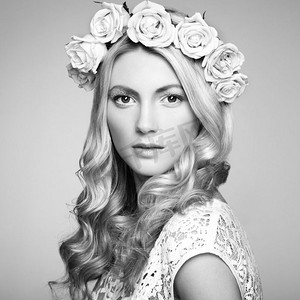 一位头发上插着鲜花的美丽金发女子的肖像。一位头发上插着鲜花的美丽金发女子的肖像。时尚写真