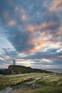 凯格尔摄影照片_日落时分，安格尔西伊尼斯兰德文岛上的Twr Mawr灯塔的风景图片