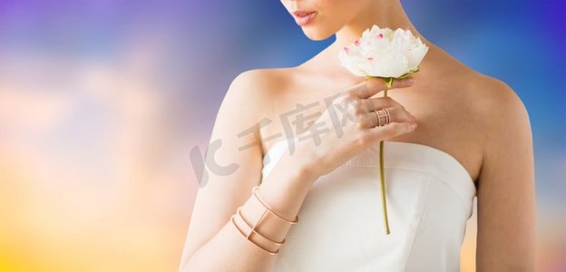 珠宝摄影照片_戒指、手镯、鲜花、金子