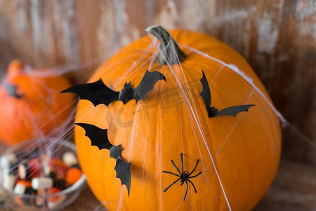 万圣节，装饰和假日概念—南瓜蝙蝠，蜘蛛网和糖果。万圣节南瓜蝙蝠蜘蛛网