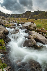 河流流动下来的山脉附近Llyn Ogwen和Llyn Idwal在斯诺登尼亚在秋天