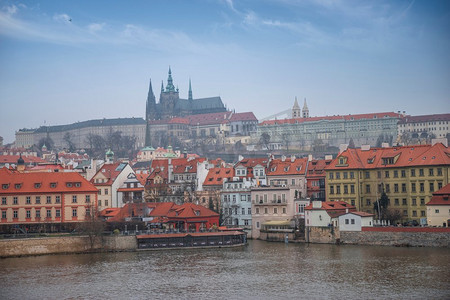 男查尔瓦摄影照片_捷克布拉格有伏尔塔瓦河和圣维图斯大教堂的老城区建筑的夏季风景全景