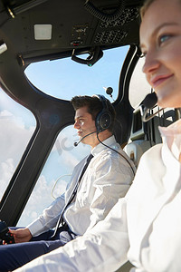 商业航天摄影照片_直升机驾驶舱内的飞行员和副驾驶