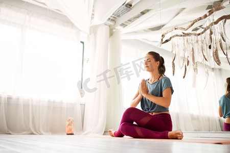 正念，灵性和健康的生活方式概念—妇女在瑜伽室冥想。妇女冥想在瑜伽室