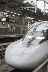 日本京都-8月12日：2015年8月12日，日本京都，JR700新干线子弹头列车从京都车站出发