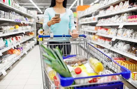 杂货食品摄影照片_ 智能手机，手推车，手推车，食物