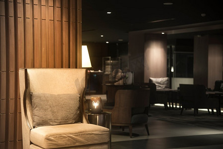 酒店&S客房休息室配有夜间照明的豪华沙发。