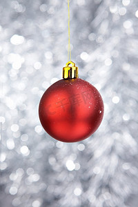 银色背景上的红色圣诞树装饰。圣诞节的属性