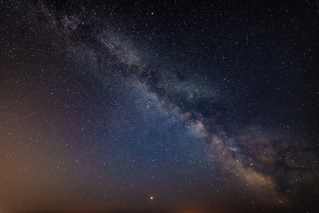令人惊叹的彩色图像银河系在海洋景观在多塞特英格兰