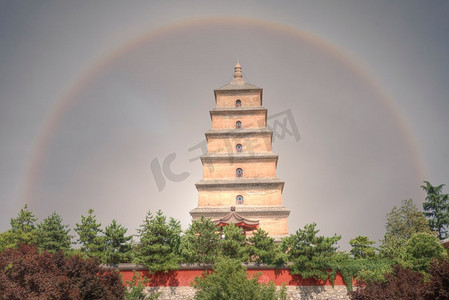 中国西安大雁塔上空的光环。