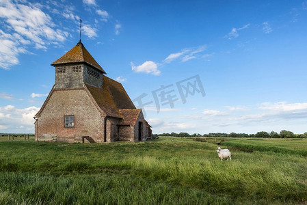 废弃教堂摄影照片_的风景.古老的13世纪在蓝天的基督教堂夏天风景