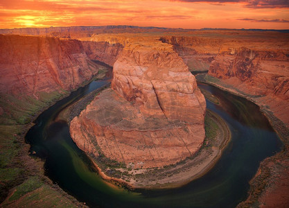 马蹄爆珠摄影照片_亚利桑那州北部科罗拉多河著名的马蹄弯