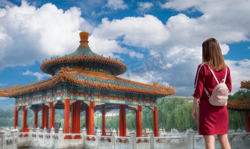 北京北海摄影照片_女游客到北京旅游。北海公园。中国