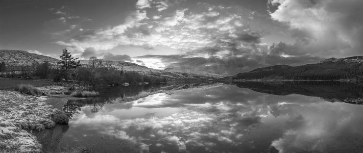 太师椅黑白摄影照片_斯诺多尼亚国家公园冬季美丽的黑白日出景观--雪山背景下的Llyn Cwell yn