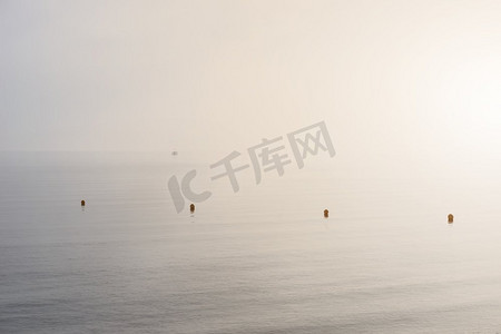 雾蒙蒙的早晨海上浮标的极简主义美术形象。雾蒙蒙的早晨海上浮标的美术极简主义形象