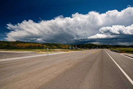 怀俄明州空旷的高速公路和乌云。空的开放高速公路和暴风雨云在怀俄明州，美国