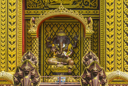 寺庙门装饰金叶设计泰国