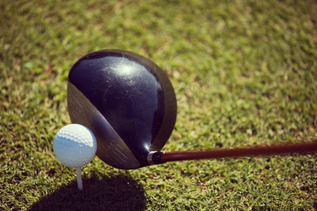 高尔夫球俱乐部和球顶视图在草地上当然准备射击。高尔夫球杆和球在草地上的顶视图