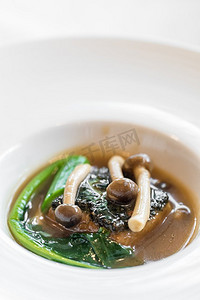 豆腐摄影照片_自制豆腐配甘蓝和蘑菇配肉汁