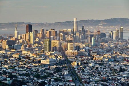从美国加利福尼亚州双峰俯瞰旧金山天际线