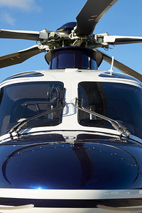 商业航天摄影照片_直升机驾驶舱和旋翼叶片的外部正视图