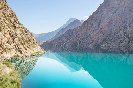 塔吉克斯坦范恩山(帕米尔的一个分支)美丽的宁静湖泊。