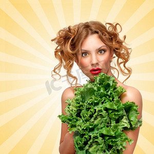 绿色卡通食物摄影照片_美丽的女孩躲在生菜绿叶后面，卡通风格的背景。