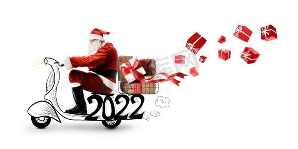 圣诞老人骑着滑板车在白色背景上送2022年圣诞或新年礼物。滑板车上的圣诞老人2022