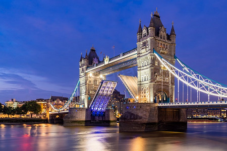 水底慢慢升起的气泡摄影照片_伦敦塔桥在日落黄昏升起，伦敦英国.