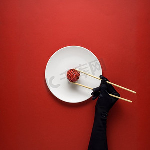 手绘厨房用具创意概念照片，红色背景上绘有食物的盘子。