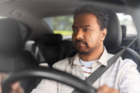 交通，车辆和人的概念-印度男人或司机驾驶汽车。印度男人或开车的司机