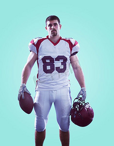 一个强壮的肌肉美国橄榄球运动员的画象在五颜六色的背景隔绝美国足球运动员孤立在colorfull背景