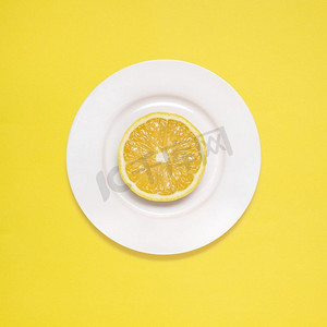 黄底白盘上的柠檬片。