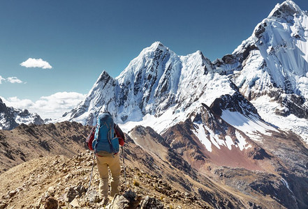 秘鲁科迪勒拉山脉徒步旅行的场景