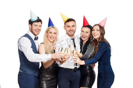 庆祝和假日概念—快乐的朋友在生日聚会上碰杯香槟。生日派对上的香槟杯朋友