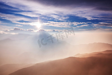 哈雷阿卡拉美丽的日出现场哈雷阿卡拉火山，毛伊岛，夏威夷