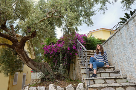 女孩在Lefkada Kefalonia岛，希腊