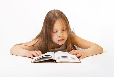 那个长头发的小女孩躺在那里看书。聪明的孩子
