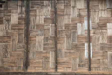 泰国本土风格的竹墙。手工制作的竹编篮子