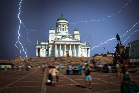 猛烈摄影照片_赫尔辛基的假设大教堂。芬兰。猛烈的雷击..赫尔辛基大教堂
