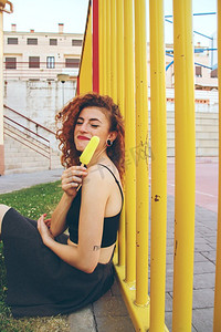 年轻的红发女人在夏天吃柠檬冰淇淋