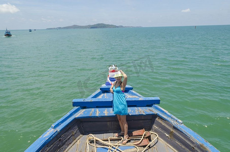 泰国罗勇-1月2日-2016年1月2日，泰国罗勇，一艘载有不明旅客的不明身份渔船在海上划船。