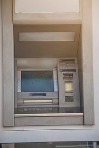 自动取款机(ATM)站在城市的街道上